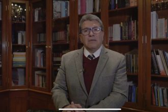 "El partido comienza a fijar reglas políticas e incluye a cuatro en la cuatro. Cuatro aspirantes, tres los que refiere constantemente el presidente de la República y un servidor, lo que me parece un gesto correcto".
