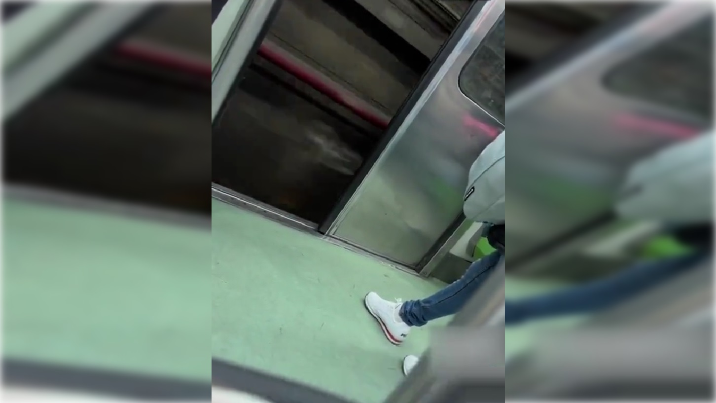Los problemas de operación en el Metro siguen a la orden del día. En redes sociales, circula un video en el que se observa que una puerta del vagón se abre durante el trayecto de estación a estación, lo que puso en riesgo la vida de los viajeros.
