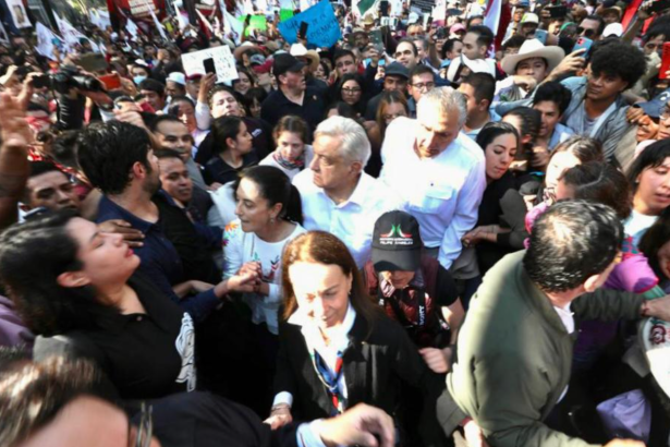 La jefa de Gobierno, Claudia Sheinbaum, se sumó a la convocatoria que hizo el presidente Andrés Manuel López Obrador de realizar una concentración en el zócalo capitalino, so pretexto del aniversario de la Expropiación Petrolera, el próximo 18 de marzo.