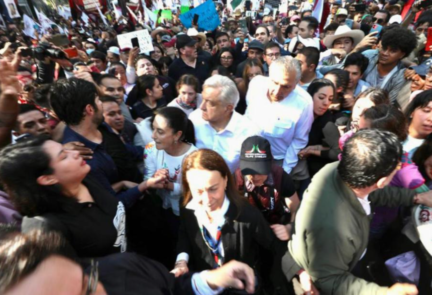 La jefa de Gobierno, Claudia Sheinbaum, se sumó a la convocatoria que hizo el presidente Andrés Manuel López Obrador de realizar una concentración en el zócalo capitalino, so pretexto del aniversario de la Expropiación Petrolera, el próximo 18 de marzo.