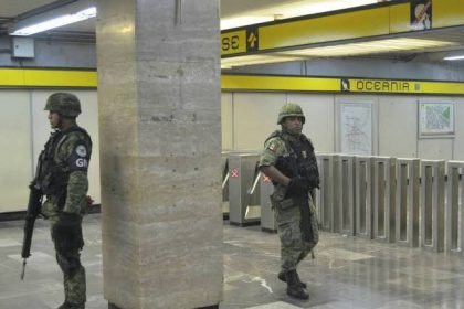 Legisladores, líderes de partidos políticos, defensores de derechos humanos rechazaron la presencia de la Guardia Nacional en las estaciones del Metro de la Ciudad de México, que ordenó el presiente Andrés Manuel López Obrador a solicitud de la jefa de Gobierno, Claudia Sheinbaum.