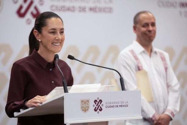 Claudia con José Merino, el papá de los SheinbaumBots.