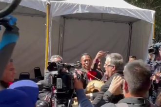 Por segundo día consecutivo, el secretario de Relaciones Exteriores (SRE), Marcelo Ebrard, se llevó mariachis para su salida de la reunión plenaria con legisladores de Morena.