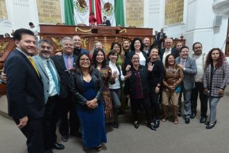Y hablando de la crisis del PRD, llamó mucho la atención que en la sesión de instalación del Periodo Ordinario de Sesiones del Congreso de la Ciudad de México los diputados perredistas Víctor Hugo Lobo y Jorge Gaviño se les vio muy cerquita de Morena.