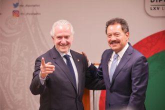 Otro montaje en la Cámara de Diputados, del que por supuesto no podía estar ajeno el maestro de la especialidad, el hoy encargado de la Coordinación General de Comunicación Social, Eduardo Arvizu.