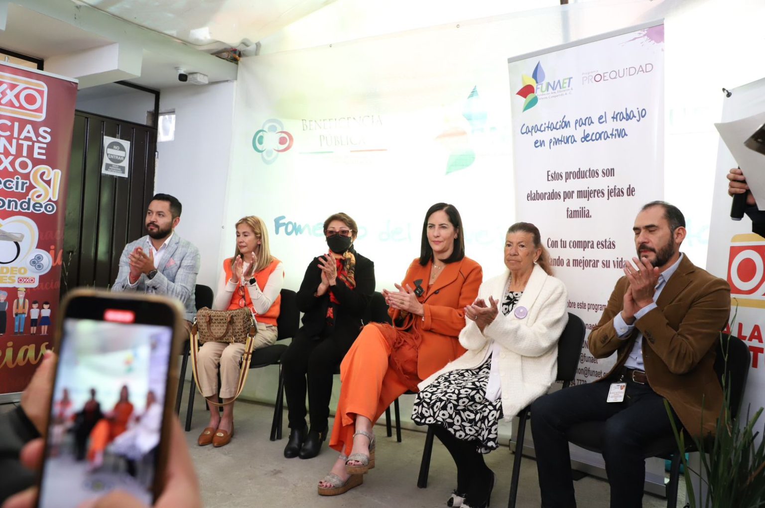 “La tecnología no es solo para las y los jóvenes”, afirmó la alcaldesa Lía Limón, al inaugurar el Salón de Cómputo para Adultos Mayores de la Fundación Arte, Educación y Talento Compartido (FUNAET), en Santa Rosa Xochiac.