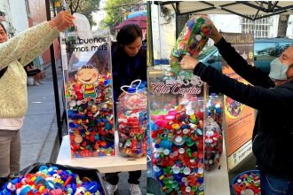 Movimiento Nueva Aztlán dona una tonelada de tapitas para quimioterapias, en el Día Internacional del Cáncer Infantil