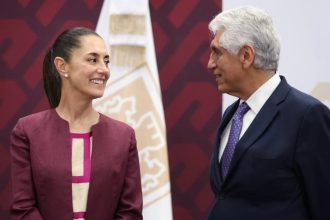 La jefa de Gobierno, Claudia Sheinbaum, anunció el apoyo de empresas privadas concesionarias de pozos en la capital, las cuales apoyarán con 7.7 millones de metros cúbicos de agua potable a la red de aguas de la ciudad, lo que equivale a más de 7 millones de tinacos de mil litros cada uno.