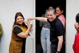 El alcalde de Coyoacán, Giovani Gutiérrez Aguilar, recibió a la jefa de Gobierno, Clara Brugada Molina, para llevar a cabo la jornada número 20 del Programa Casa por Casa que en esta ocasión correspondió al barrio de San Francisco Culhuacán en donde señalaron, con miras a la Copa Mundial de Fútbol, que las obras que se realizarán no solo serán coyunturales, sino de servicio permanente para la ciudadanía. FOTO: Especial