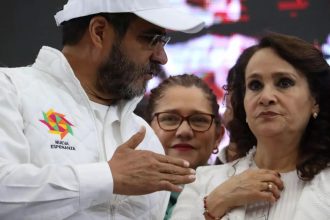 Ente los políticos dicen que “vivir fuera del presupuesto es vivir en el error”. Pues tal parece que la excandidata a la Alcaldía Cuauhtémoc, Dolores Padierna pasó al redil de “vivir en el acierto”, luego de que durante varios años estuvo, formalmente, sin sacarle lana al erario.