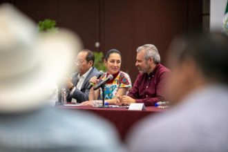 La mayor parte de la burocracia estatal de Morena que asistió el sábado al Teatro Morelos en Morelia, Michoacán sólo tuvo la intención de hacerse presente con quien están convencidos será la próxima presidenta de México, Claudia Sheinbaum.