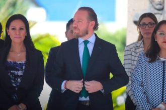 Luego de que un juez le confirmó que hay una investigación ministerial en su contra, a pesar de que la jefa de Gobierno Claudia Sheinbaum lo había negado, el alcalde de Benito Juárez, Santiago Taboada, del PAN, le pidió que jueguen limpio, que sean demócratas, que compitan en las urnas y no pretendan sacar a sus adversarios a la mala de un proceso electoral.