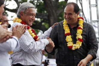 En los últimos días en las conversaciones surgió el escenario de que el nieto del general Lázaro Cárdenas –del mismo nombre y coordinador de asesores de AMLO–, pudiera abanderar a Morena en 2024 para la Ciudad de México.