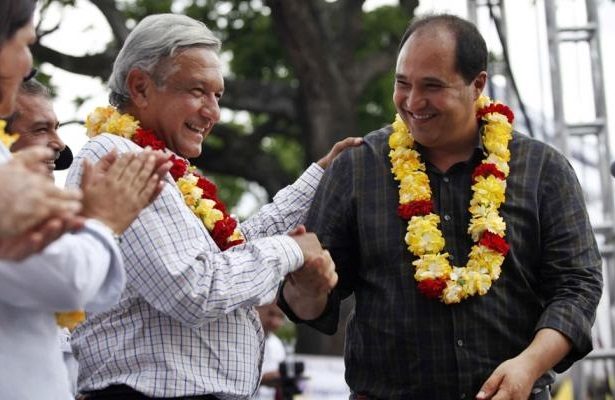 En los últimos días en las conversaciones surgió el escenario de que el nieto del general Lázaro Cárdenas –del mismo nombre y coordinador de asesores de AMLO–, pudiera abanderar a Morena en 2024 para la Ciudad de México.