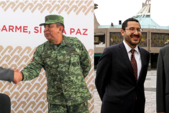 Al parecer Batres también utiliza a los párrocos y obispos; a los inmuebles de culto católico para reivindicarse. Por ejemplo, en agosto de 2021 difundió una foto de él junto al cardenal Carlos Aguiar, arzobispo primado de México, a quien visitó en la Basílica de Guadalupe.