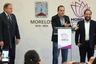 El gobernador de Morelos, el exfutbolista Cuauhtémoc Blanco ya está fuera de la realidad, está buscando una salida digna del gobierno o ambas, pues todo indica que las condiciones políticas no están dadas para que pueda concluir su mandato, ante su pésima administración. Blanco dice que va a buscar la candidatura de Morena a la Jefatura de Gobierno CDMX en 2024, y que eso lo obligará a pedir licencia al cargo de gobernador.