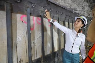 Luego de que la jefa de gobierno Claudia Sheinbaum aceptó que tuvo una reunión hace unos días con un grupo de senadores de Morena, de inmediato fue cuestionada sobre si ya había hecho las paces con el líder de esa bancada legislativa, a lo que respondió: “Con todos, paz y amor con todos”.