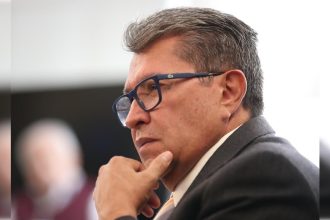 El Senado de la República actualizó en días recientes la Ley Federal del Trabajo para garantizar que las empresas con más de 20 empleados contraten un 5 por ciento de personas adultas mayores, con la finalidad de asegurarles una vejez productiva y su inclusión en la economía nacional, destacó el senador Ricardo Monreal.