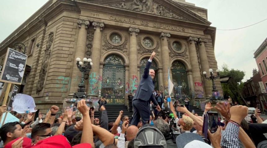Al llegar al Congreso de la Ciudad de México, recibieron al alcalde de Benito Juárez, Santiago Taboada, a coro: ¡Taboada, amigo, Iztapalapa está contigo! Luego, lo alzaron en hombros y lo dejaron en la puerta principal del recinto.