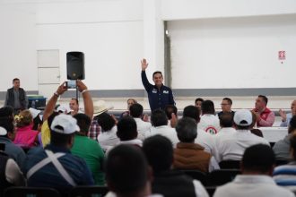 "Me comprometo a estar muy cerca del próximo gobierno del estado de México y de Alejandra del Moral, para sacar adelante al transporte", aseguró el diputado Enrique Vargas del Villar, al reunirse con integrantes de la Organización de Campesinos e Indígenas OCIM, en Almoloya de Juárez.