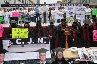 “Es un insulto grave y agravio al Estado de Derecho… es un reto directo que atenta en contra de la democracia mexicana, mientras que se vive violencia al máximo en Veracruz. Las porras de Morena y sus fanáticos siembran miedo a la población, eso quiere instaurar Morena: sino votan por ellos, violencia", advierte Döring.