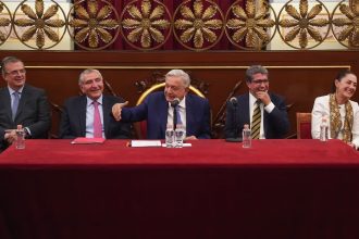 El pasado 28 de abril, en Palacio Nacional, el presidente Andrés Manuel López Obrador sentó a sus corcholatas: Claudia Sheinbaum, Adán Augusto López, Marcelo Ebrard y Ricardo Monreal –recién aceptado–, y les dijo: “La muchacha y los muchachos; los muchachos y la muchacha son los cuatro que se encargarán de dar continuidad al proyecto de la Cuarta Transformación”.