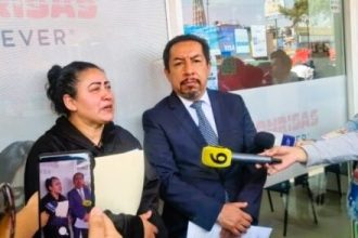 Por andar más en la grilla del 2024, el Gobierno capitalino, la Fiscalía CDMX y la Alcaldía Iztacalco no atendieron como era su obligación a una víctima y la revictimizaron. Por eso, con justa razón demandó al Estado Mexicano, al que le atribuye la responsabilidad de la muerte de sus hijas, Sofía y Esmeralda por “negligencia” y “omisión”, por “tener en pésimas condiciones la infraestructura urbana”.