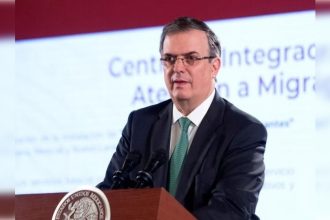 También implícitamente Ebrard está pidiendo permiso al presidente para renunciar a la Cancillería, aunque los demás no quieran, pues él no puede irse sin el aval de su patrón López Obrador. Al presidente no se le puede renunciar en este sistema, y menos en esta circunstancia. Hacerlo sería equiparable a romper con él. Ebrard considera que el cargo le estorba para moverse libremente en una especie de precampaña. AMLO dará pronto instrucciones a Delgado. Lo veremos.