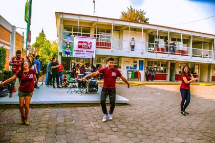 on la intención de motivar a más jóvenes a unirse al proyecto de educación integral con valores “Escuelas para la Vida”, alumnos realizaron demostraciones de música, danza y box en diversos planteles educativos de la alcaldía Tláhuac.