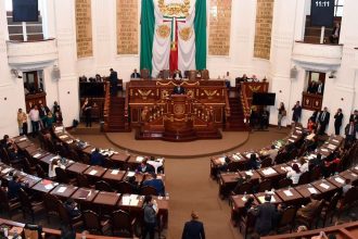 El Congreso capitalino aprobó reformar el artículo 8, numeral 3 del apartado C de la Constitución Política de la Ciudad de México, con el objetivo de consolidar las bases de una ciudad innovadora y de derechos, a iniciativa de Claudia Sheinbaum Pardo, ex titular de la Jefatura de Gobierno, así como de los diputados Diego Orlando Garrido López (PAN) y Carlos Cervantes Godoy (MORENA).