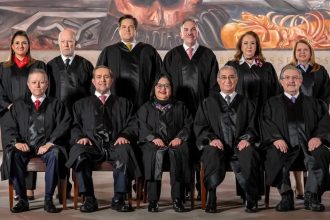 La jefa de Gobierno de la Ciudad de México Claudia Sheinbaum se sumó a las críticas, señalamientos y descalificación en contra de la Suprema Corte de Justicia de la Nación (SCJN), institución a la que acusó de querer “parar” las obras del presidente Andrés Manuel López Obrador, no por razones jurídicas, sino por “intereses distintos”.