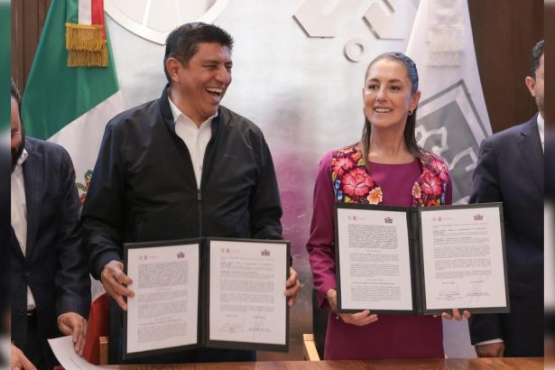 Por la tarde de ayer, Sheinbaum signó acuerdos con el gobernador de Oaxaca, Salomón Jara, para la digitalización de la administración de aquel estado.