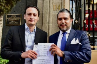 No se sabe si le avisaron a su aliado el PRD, pero el PAN en la Ciudad de México presentó una acción de inconstitucionalidad ante la Suprema Corte contra la reforma que se aprobó hace un mes en el Congreso capitalino, que otorga “vida eterna” a los partidos políticos satélites.