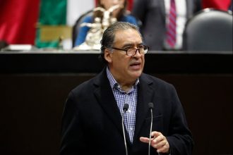 La elección consecutiva es la figura jurídica que establece la prerrogativa de un ciudadano que desempeña un cargo de elección popular, a ser postulado para ocupar nuevamente dicho cargo por otro periodo y de manera consecutiva. FOTO: Cámara de Diputados