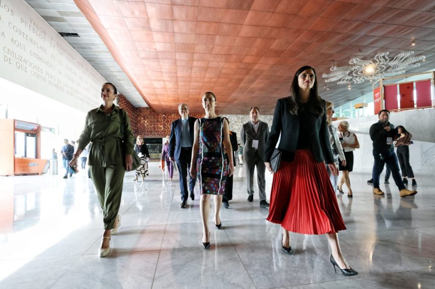 La jefa de Gobierno, Claudia Sheinbaum dijo que una encuesta elaborada por el INEGI da como resultado que el 67 por ciento de las personas entrevistadas afirman que México está preparado para que una mujer encabece la Presidencia de la República. Pero no sólo eso, además quieren que una mujer sea presidente.