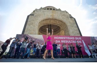 Al rendir un informe de cierre de su administración y despedirse de ella, a cuatro años y medio de haber comenzado, la jefa de Gobierno, Claudia Sheinbaum resaltó que no le está diciendo un adiós a la Ciudad de México ni a su gente, si no que va seguir “una etapa decisiva para nuestra patria”,