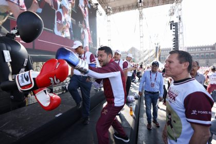 En su primer evento masivo como jefe de Gobierno de la Ciudad de México, Martí Batres destacó que la Clase Masiva de Box 2023 rompió el récord de asistencia al reunir aproximadamente a treinta mil personas en el Zócalo capitalino.