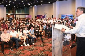 Ante colectivos de jóvenes, Ricardo Monreal Ávila, aspirante a la coordinación de los Comités de Defensa de la Cuarta Transformación, reconoció que el cambio de México ya comenzó gracias a la participación de este sector, “porque cuestionan, tienen visión y aportan propuestas”.