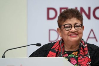 Entre fuertes críticas y un encontronazo con legisladores del PAN, la titular de la Fiscalía General de Justicia de la Ciudad de México (FGJCDMX), Ernestina Godoy anticipó que en los próximos días informará al Consejo Judicial Ciudadano que se someterá al proceso de ratificación de su cargo por cuatro años más, a partir del 12 de enero próximo. FOTO: FGJCDMX