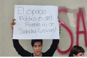 En su caracterización de policía, que no de alcaldesa, Sandra Cuevas, edil de la Cuauhtémoc ya desató no sólo críticas, sino denuncias y protestas por parte de vecinos de esa Demarcación Territorial, quienes la acusan de que su plan llamado “Operación Diamante” para supuestamente asegurar espacios públicos es en realidad una “limpieza social” contra grupos desprotegidos.
