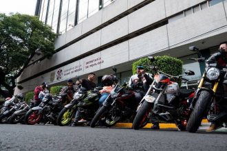 Seguro lo has padecido como peatón, como ciclista o al volante de tu automóvil. Es la calamidad que representan miles de motociclistas en la Ciudad de México, luego de que en los últimos años ha habido un boom en el uso de este tipo de medio de transporte, sin una regulación apropiada para establecer y obligar a que se cumplan las reglas de convivencia.