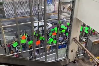 Nada que celebrar. Muy a su pesar, el jefe de Gobierno, Martí Batres tuvo que encabezar la reapertura de 5 estaciones de la Línea 12 del Metro, porque la principal autoridad de esta ciudad tenía que tomar la responsabilidad de la “operatividad segura”, algo que nunca quiso asumir su antecesora, Claudia Sheinbaum, porque ponía en riesgo su carrera presidencial.