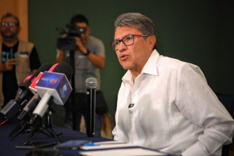 Ricardo Monreal Ávila pidió a los aspirantes a coordinar la Defensa de la Cuarta Transformación autocontenerse y retirar toda la publicidad personal, pues Morena surgió, justamente, para evitar ese tipo de excesos y derroches.