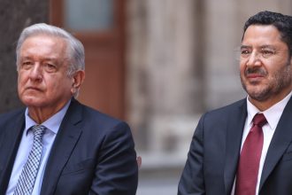 El jefe de Gobierno Martí Batres aseguró que mediante la federalización del sistema de salud a través del IMSS-Bienestar, los trabajadores de ese sector en la Ciudad de México tendrán estabilidad laboral y mejores ingresos.