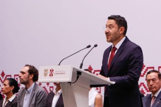 Al cumplir un mes al frente del Gobierno de la Ciudad de México, Martí Batres ofreció un primer informe de labores, en el que destacó la reapertura de 5 estaciones del tramo elevado de la Línea 12 del Metro, las iniciativas de ley que presentó para fusionar las figuras de suelo rural y suelo de conservación en una sola que se denomina suelo de conservación.