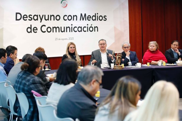 En lo que fue leído como una alianza con Ricardo Monreal, quien es muy probable sea el candidato de Morena a la Jefatura de Gobierno, el senador Gabriel García Hernández hizo pública su aspiración de convertirse en el abanderado de su partido para la Alcaldía de Iztapalapa.