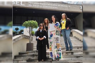 Dejando en claro que no lo hizo en su calidad de alcaldesa de Álvaro Obregón, sino “como ciudadana”, Lía Limón presentó este lunes una denuncia ante la Fiscalía Especializada en Materia de Delitos Electorales, de la Fiscalía General de la República, en contra de la ex jefa de gobierno de la CDMX y corcholata de Morena, Claudia Sheinbaum. FOTO: X Lía Limón