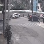 Hombres a bordo de motocicleta balearon a dos tripulantes de un auto Honda en carriles del Viaducto, en la alcaldía Cuauhtémoc de la Ciudad de México, dejando una persona muerta.