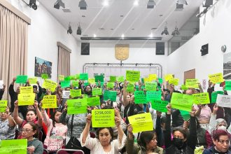 Acusan de un absurdo a los dos principales líderes la organización llamada “Yo también soy víctima de la Línea 12”, Alina Vázquez y Armando Bravo, sólo para frenar el movimiento que encabezan en demanda de una indemnización por los daños que han sufrido, atribuibles al Gobierno capitalino. FOTO: Especial
