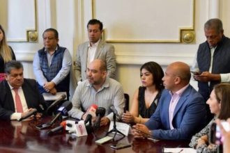Diputados de oposición en el Congreso de la Ciudad de México se sumaron al “reclamo enérgico” de la Unión Nacional de Padres de Familia, que evidenció unos 400 errores en los nuevos libros de texto gratuito que pretender distribuir el Gobierno del presidente Andrés Manuel López Obrador entre alumnos de educación básica de la CDMX. FOTO: PAN Congreso CDMX